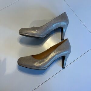 Women’s 8 wide naturalizer gold pump